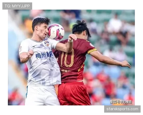 足球规则中合法冲撞的判罚标准与裁判执法重点解析